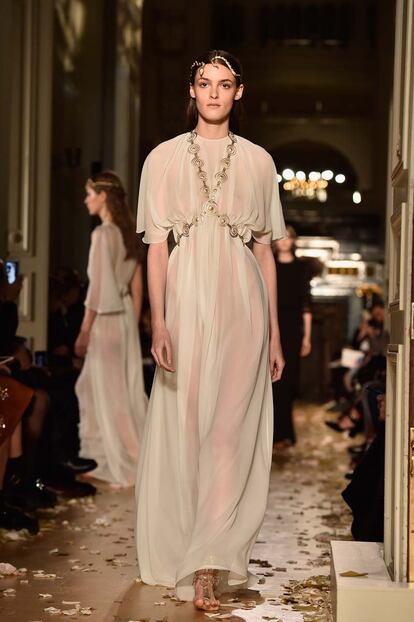 Valentino  : Runway &#8211; Paris Fashion Week &#8211; Haute Couture Spring Summer 2016