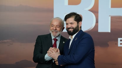 Luiz Inácio Lula da Silva saluda a Gabriel Boric a su llegada a la cumbre de los BRICS en Río de Janeiro, el 6 de julio.