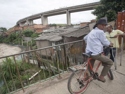 Moradores da favela da Paz, vizinha ao estádio de Itaquera.