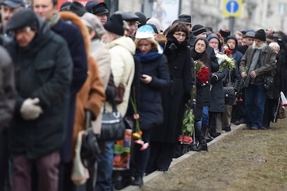 Centenares de personas hicieron cola este martes en las inmediaciones del Centro Sájarov de Moscú con el fin de poder acceder al recinto y darle el pésame a la familia de Boris Nemtsov.