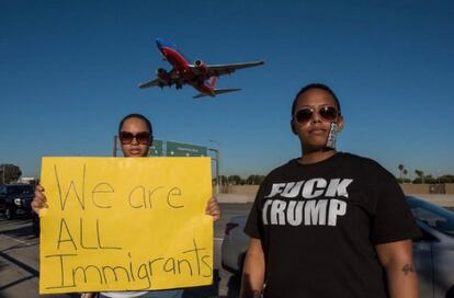 El cineasta mexicano, Emmanuel Lubezki, se desplazó al aeropuerto de Los Ángeles para documentar el descontento social por la medida de Donald Trump contra la entrada de inmigrantes. En la pancarta que sostiene una de las mujeres se lee: "Todos somos inmigrantes", uno de los lemas de las manifestaciones de este fin de semana.