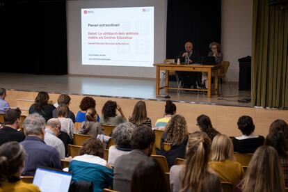 Debate sobre el uso de los móviles, en el seno del Consejo Escolar de Barcelona, este jueves.