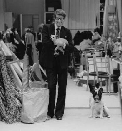 Yves Saint Laurent en su estudio, en 1982. Esta vez, Moujik se debe conformar con posar a su lado, pero en el suelo.