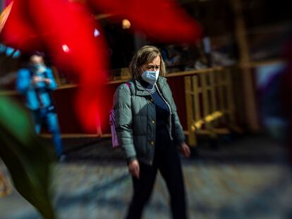 Una mujer camina con mascarillas por las calles de Toledo el viernes.