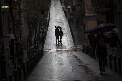 Paseo bajo la lluvia por una calle de Madrid.