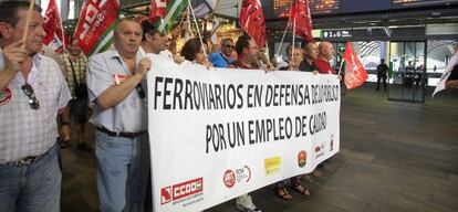 Un grupo de manifestantes en la estación de Santa Justa, en Sevilla