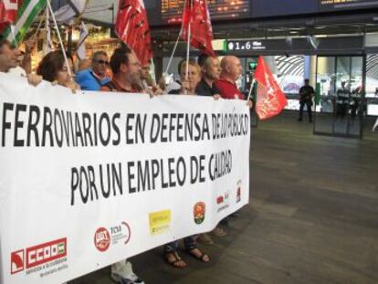 Un grupo de manifestantes en la estación de Santa Justa, en Sevilla