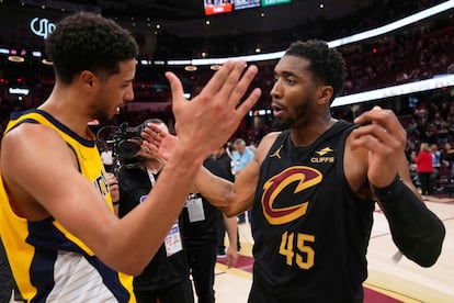 Tyrese Haliburton, a la izquierda, saluda a Donovan Mitchell tras el partido de este martes.