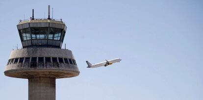 Un avi&oacute;n de Vueling despega de terminal 1 del aeropuerto de El Prat. 