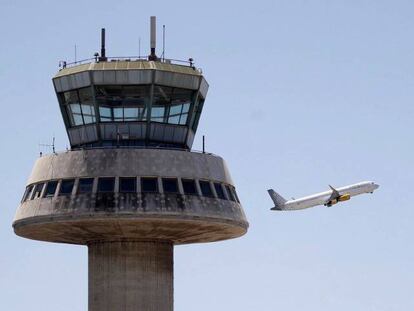 Un avi&oacute;n de Vueling despega de terminal 1 del aeropuerto de El Prat. 