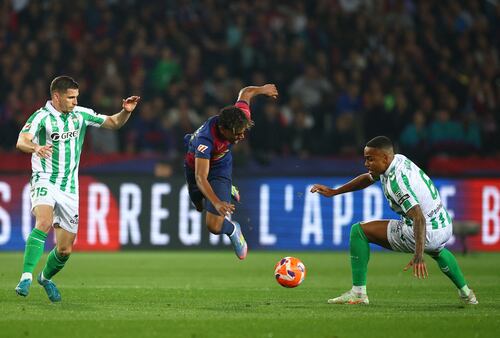 Al Barça le pesan las piernas: empata ante el Betis y mantiene viva la Liga