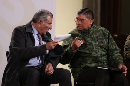 titulares de Gobernación, Adán Augusto López, y de la Defensa, Luis Cresencio Sandoval, durante la conferencia matutina de López Obrador del 12 de octubre.