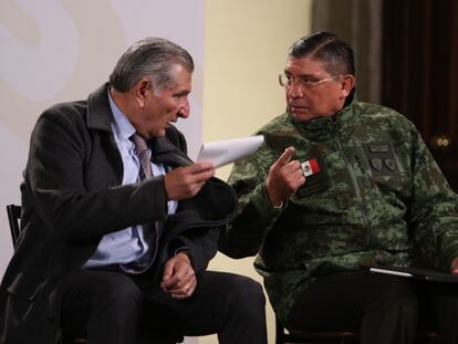 Los titulares de Gobernación, Adán Augusto López, y de la Defensa, Luis Cresencio Sandoval, durante la conferencia matutina de López Obrador del 12 de octubre.