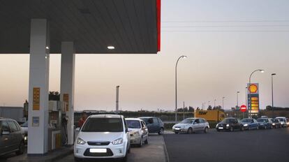 Colas en una gasolinera.