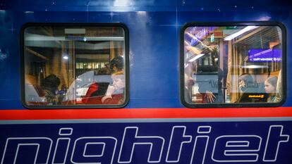 Varios viajeros en un tren nocturno de la compañía austriaca OBB, en la Estación Central de Viena, en marzo de 2022.