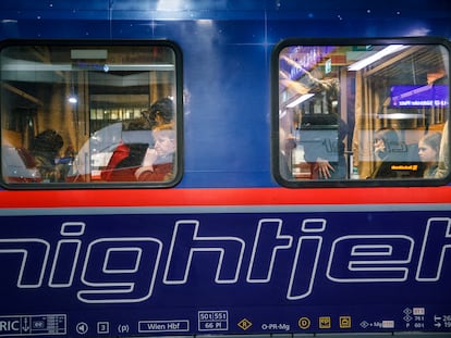 Varios viajeros en un tren nocturno de la compañía austriaca OBB, en la Estación Central de Viena, en marzo de 2022.