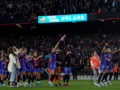 Las jugadoras del Barcelona celebran la victoria ante el Wolfsburgo en el Camp Nou.
