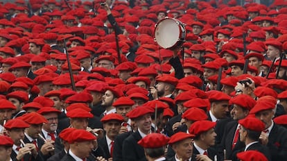 Las compañías del alarde tradicional se han dirigido a la plaza San Juan con un ritmo marcial marcado por los pífanos, redobles y tambores de sus soldados.