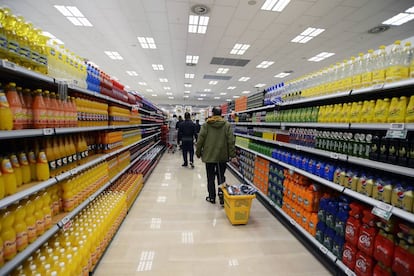 Sección de refrescos de un supermercado de Roma (Italia).