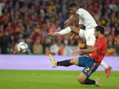 La Roja baja de la nube al sucumbir ante Inglaterra tras una pájara descomunal en el primer tiempo, en el que se llevó la peor goleada de su historia en un duelo oficial en casa