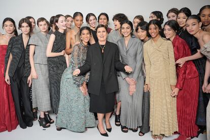 Maria Grazia Chiuri (de negro) junto a las modelos de su desfile Christian Dior Couture, el 22 de enero de 2024.