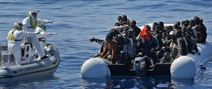 Rescate de una lancha a 40 millas de las costas de Libia por la Guardia de Finanza (policía financiera y de fronteras italiana) en el mar Mediterráneo.
