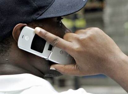 Un cliente utiliza un móvil de Motorola, en Chicago, Illinois.