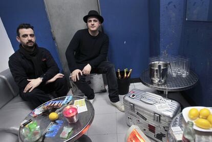 El dúo de música electrónica Modeselektor, en el camerino de una discoteca de Madrid.