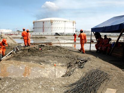 Trabajadores en una de las zonas inundadas de la refinería Dos Bocas tras las lluvias de un frente frío, el 21 de octubre de 2022.