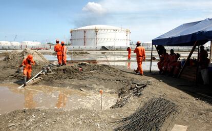 Trabajadores en una de las zonas inundadas de la refinería Dos Bocas