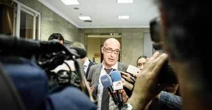 Félix Álvarez y Marta Rivera, tras registrar su pregunta parlamentaria.
