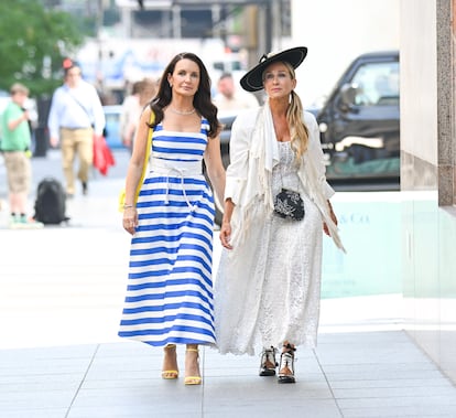 Otra escena por las calles de Manhattan en la que Charlotte viste un vestido de rayas de Emilia Wickstead con zapatos y bolso amarillos de Christian Louboutin, mientras que Carrie combina su vestido de encaje de Simone Rocha con una chaqueta 'vintage' de Ann Demeulemeester y una atrevida versión de los zapatos Tabi de Margiela.