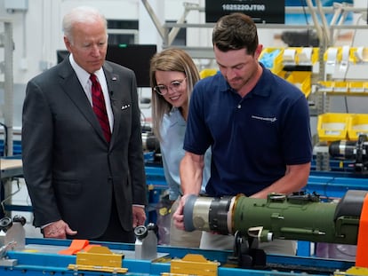El presidente de Estados Unidos, Joe Biden, observa el proceso de montaje de misiles Javelin en la planta de Lockheed Martin en Troy (Alabama).
