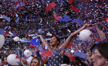 Una delegada demócrata celebra la nominación de Hillary Clinton en Filadelfia.
