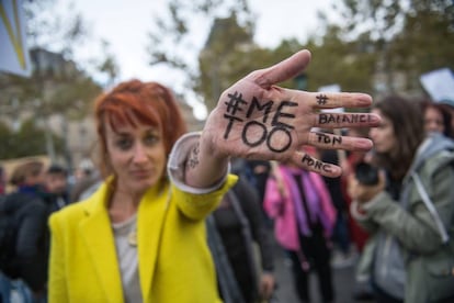 Una mujer en octubre de 2017 durante una protesta en París contra la violencia de género y el acoso.