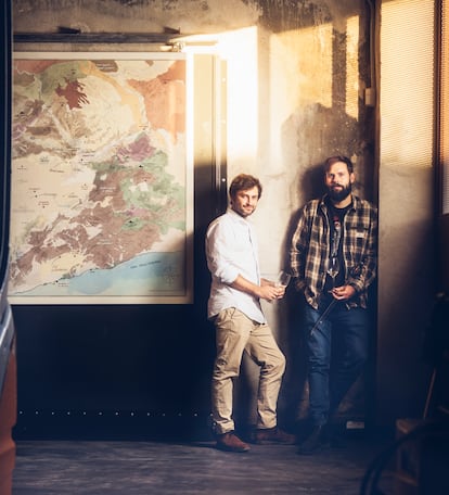 Leo (izquierda, 33 años) y Roc Gramona (29 años) son primos y la sexta generación al frente de una de las firmas de espumosos más prestigiosas del país. 