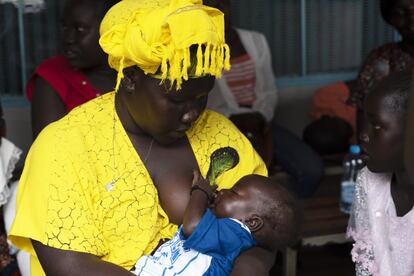 Hadia Steven, de 19 años, está amamantando a su hijo Given Simon, para calmarlo. El 24 de marzo de 2020, la madre acudió con su bebé al centro de atención primaria de salud de Nyakuron (PHCC) en la capital de Sudán del Sur, Juba, para vacunarlo contra la poliomielitis y la pentavalente. "He hecho todos mis controles prenatales aquí. Cuando nació, me dijeron que debía venir. Si inmunizamos a nuestros hijos, no contraerán infecciones. Quiero proteger a mi hijo; es el primogénito y puedes entender que es muy importante para mí", comenta la madre. "Cuando sea lo suficientemente grande, también lo vacunaré contra el sarampión. Mi hermana pequeña enfermó de ello y fue horrible. Gracias a Dios que está bien ahora, pero aquella experiencia es una motivación para que vacune a mi hijo y los que vengan". <p> También la lactancia materna ofrece a todos los niños el mejor comienzo posible en la vida, ya que aporta beneficios de salud, nutricionales y emocionales, tanto a los bebés como a las madres. Y forma parte de un sistema alimentario sostenible, anota Unicef. </p>