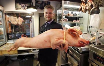 El carnicero franc&eacute;s Bastien Nicolas posando con un cerdo.
 