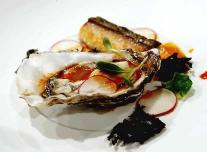 Plato de ostras elaborado en Madrid Fusión por el chef neoyorquino de origen asiático David Chang, responsable del restaurante Momofoku de N. Y., cuya carta tiene abundantes propuestas de pescado y donde emplea materias primas obtenidas por métodos sostenibles.