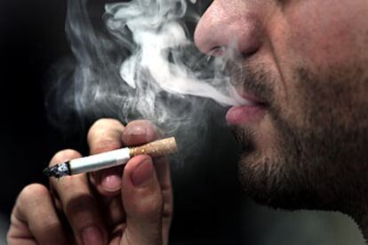Un joven fuma un cigarrillo, en una imagen de archivo tomada en Barcelona.