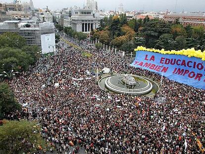 Una pancarta gigante saluda a los manifestantes a su paso por la Plaza de la Cibeles.