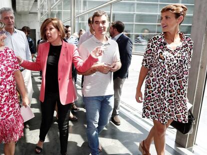 María Chivite (d), junto a Uxue Barkos (2i) de Geroa Bai, Eduardo Santos (2d) de Podemos y Marisa de Simón (i).