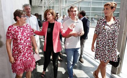 María Chivite (d), junto a Uxue Barkos (2i) de Geroa Bai, Eduardo Santos (2d) de Podemos y Marisa de Simón (i).