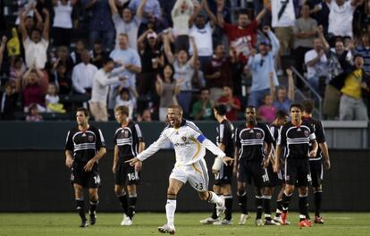 Beckham celebra un gol marcado de falta en un partido contra el D. C. United, en agosto de 2007.