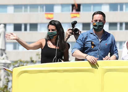 Rocío Monasterio, candidata de Vox a la presidencia de la Comunidad de Madrid, junto al líder del partido, Santiago Abascal, en una manifestación en Madrid en mayo de 2020.