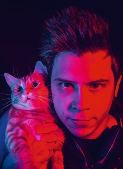 El Rubius, fotografiado en su casa de Madrid junto a su gato Wilson.