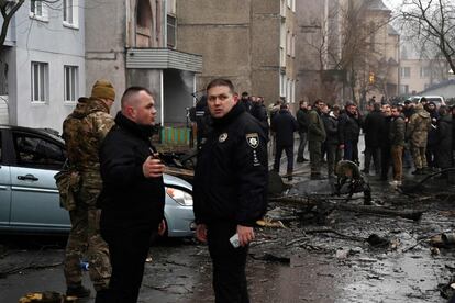 Militares y policías inspeccionan la zona del suceso, este miércoles en Brovary, al este de la capital ucrania, Kiev.