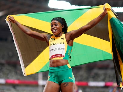 La jamaicana Elaine Thompson-Herah celebra su oro olímpico en la final de 200 metros lisos de los Juegos Olímpicos 2020 disputada este martes 3 de agosto en Tokio.