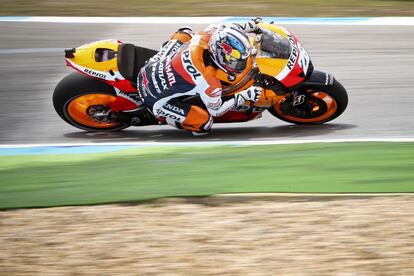 Dani Pedrosa, de Honda, toma una curva en el circuito de Estoril