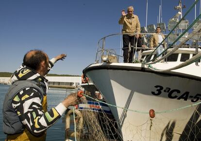 Javier Arenas saluda desde un barco en una visita a Barbate (Cádiz) el 13 de marzo de 2012. Las elecciones del 25 de marzo dieron a Arenas 50 escaños, a cinco de la mayoría absoluta y tres más que el PSOE de José Antonio Griñán.